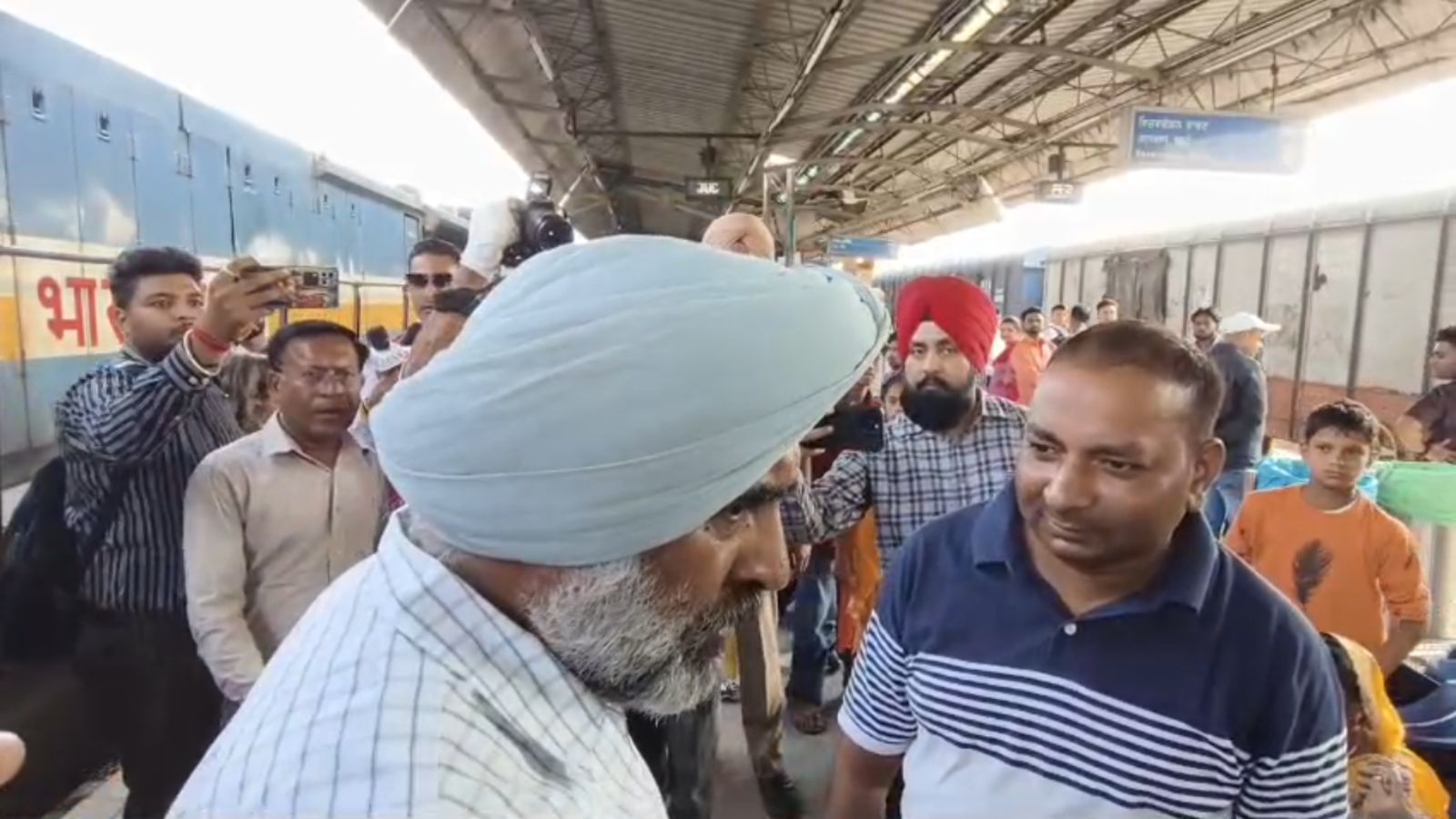 MLA Pargat Singh interacted with passengers at Jalandhar railway station, said this about Ravneet Bittu