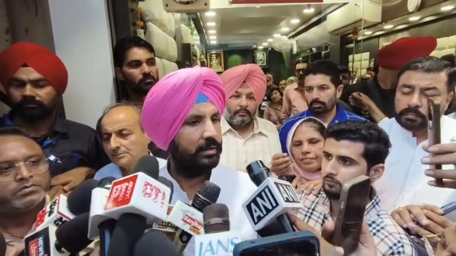 Raja Warring met the family of Vijay Jewellers in Jalandhar, said - if justice is not given in 2 days, we will block PAP Chowk