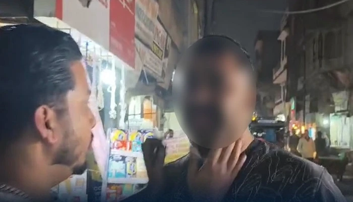 Amritsar: Husband catches wife red-handed with stranger in hotel, husband cries in crowded market