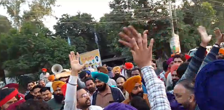 Roadways employees protest by holding the dead body of a driver in Jalandhar, buses are jammed