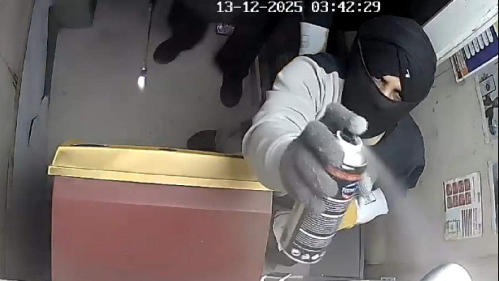 Thieves raid PNB ATM in Jalandhar! Thieves caught on CCTV with gas cutter