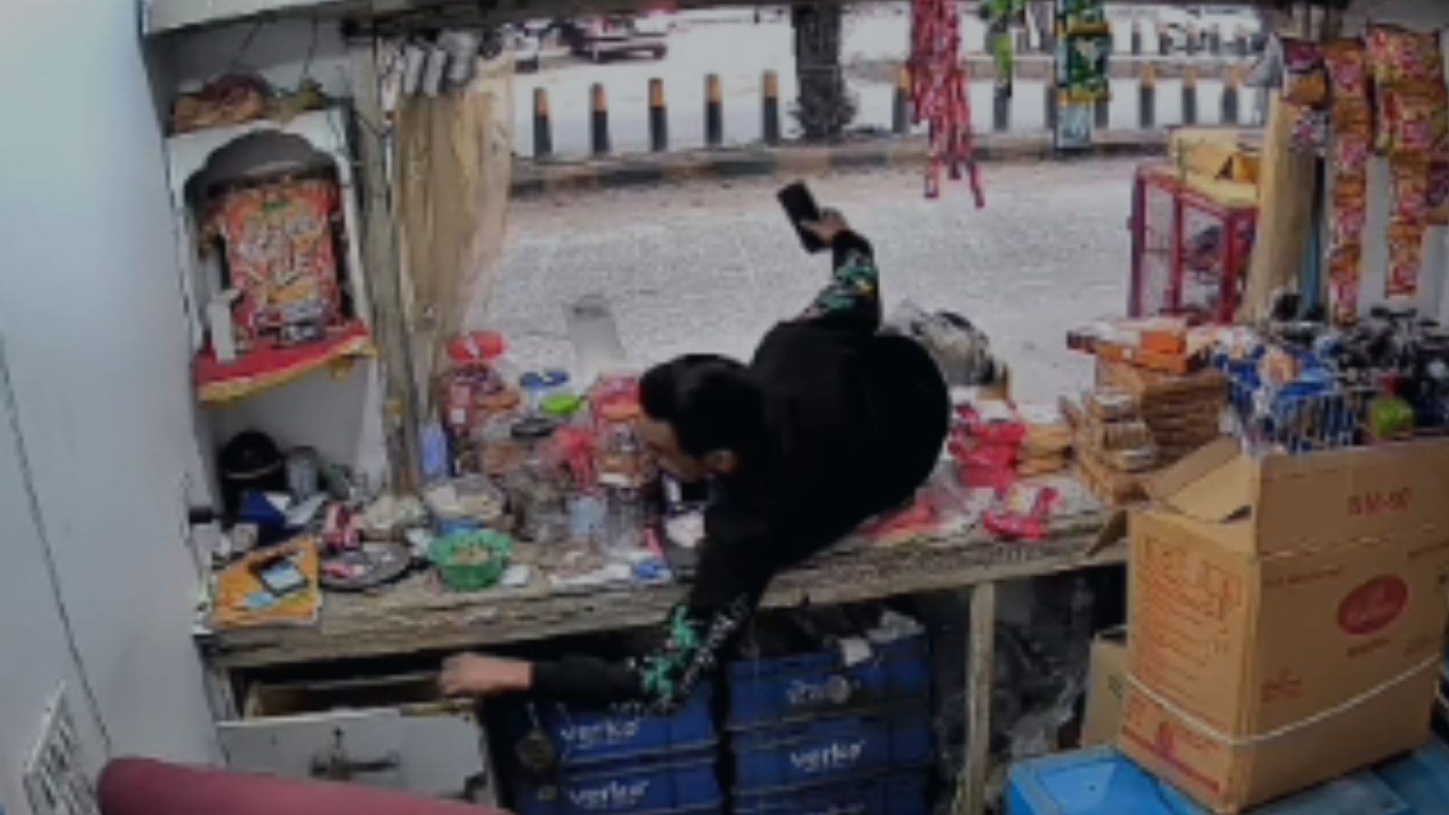 Cash theft in broad daylight from a shop located in Maqsudan vegetable market in Jalandhar, thief caught on CCTV