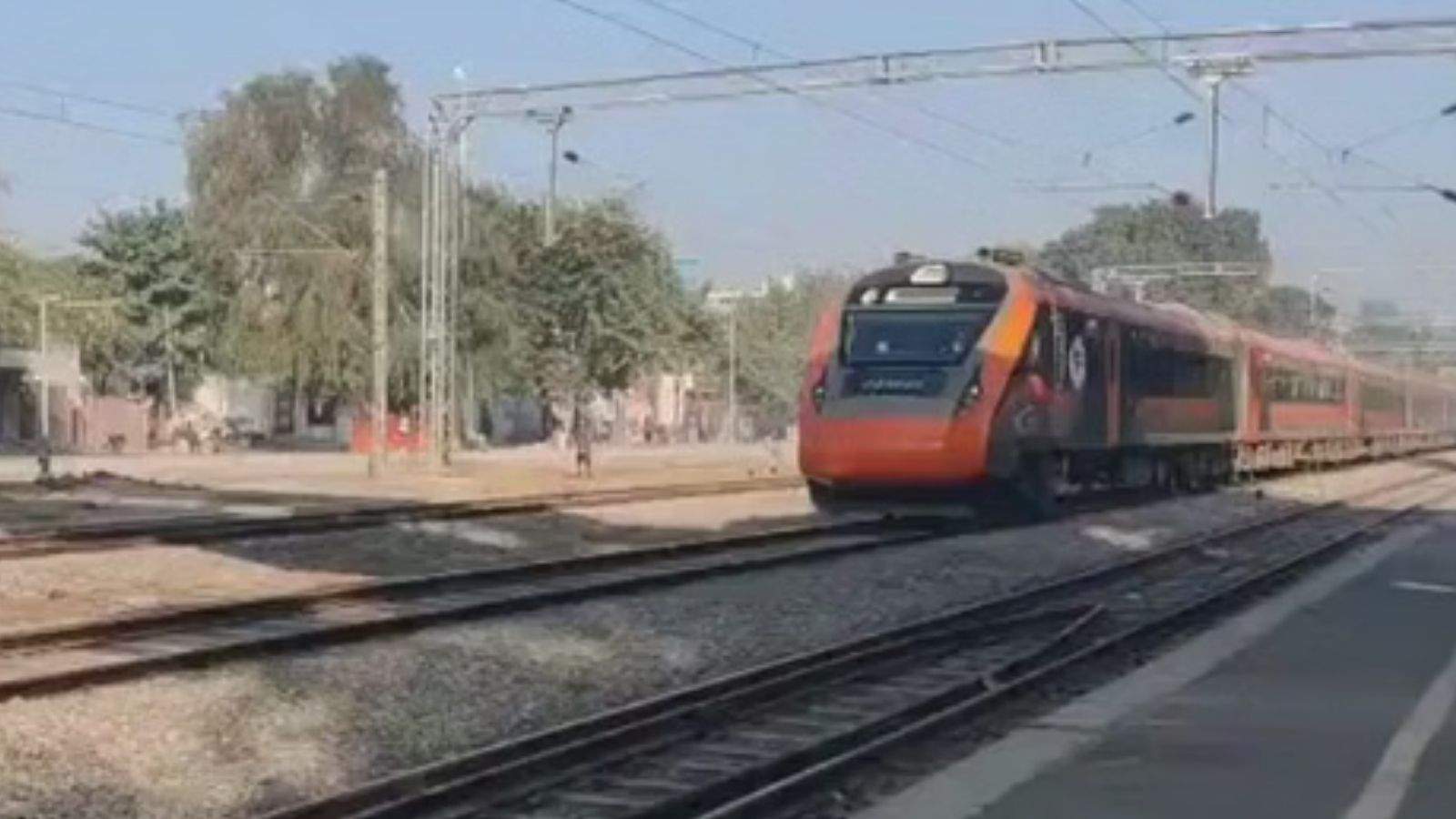 Vande Bharat Express stopped by people in Punjab, train remained stranded on tracks for half an hour