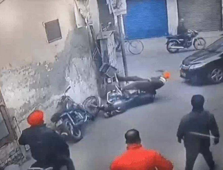 Amritsar Daylight Attack Taliwala Chowk Gold Cash Hitting Bike Ransom CCTV