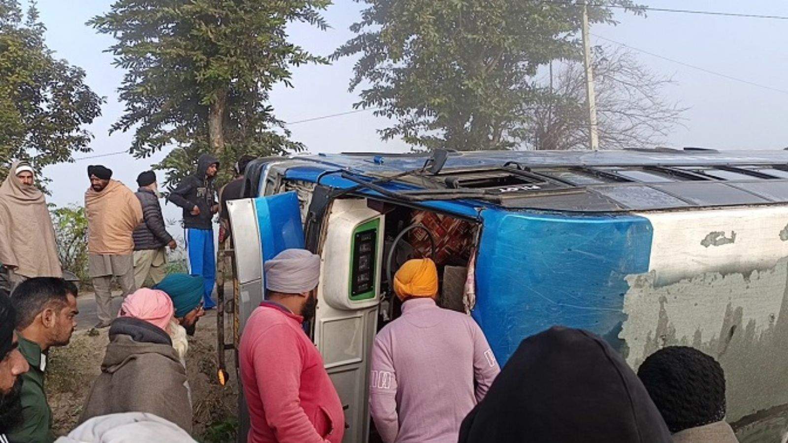Accident: 14 injured including students due to minibus overturning