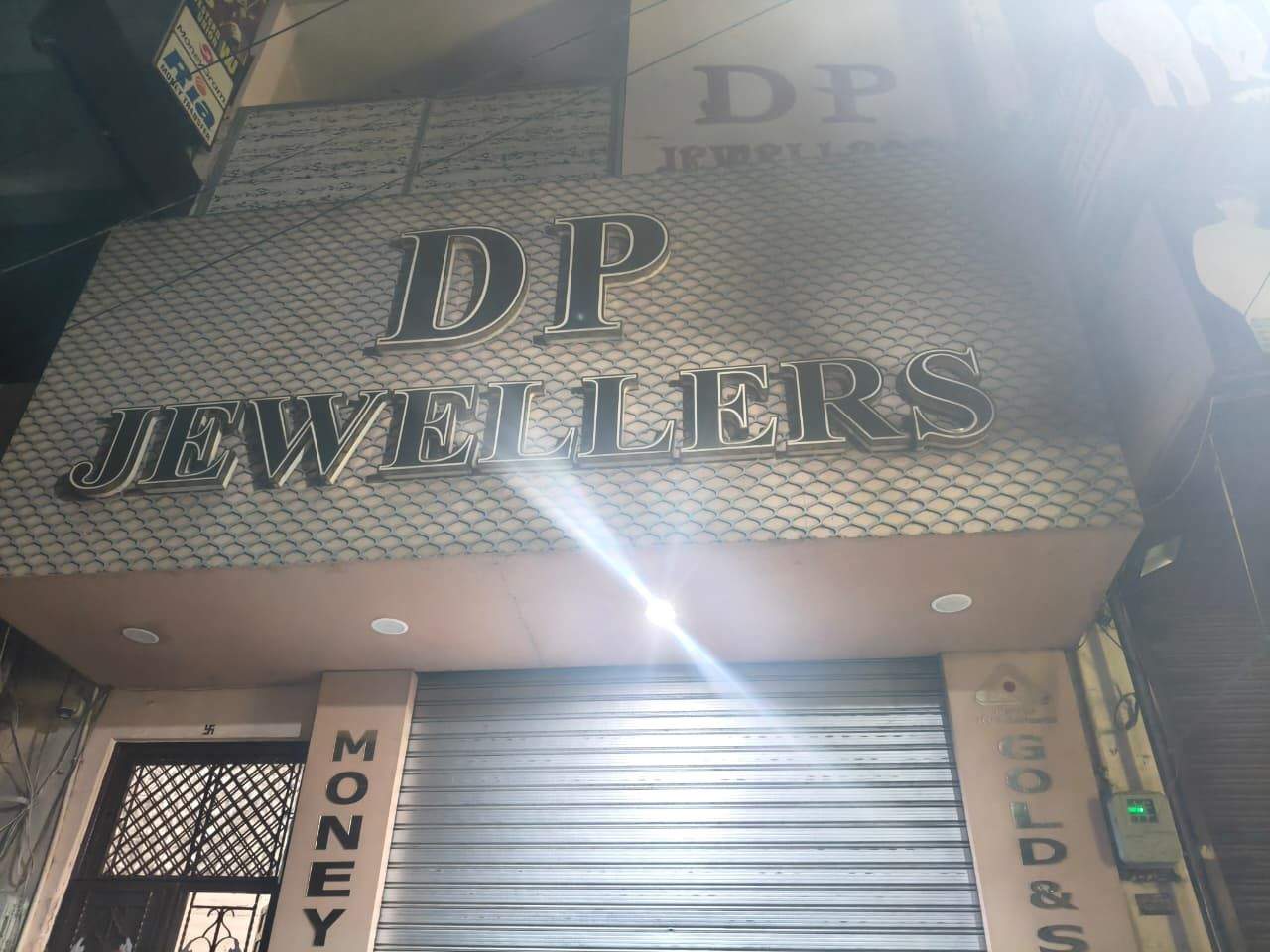 Firing at jeweler's shop