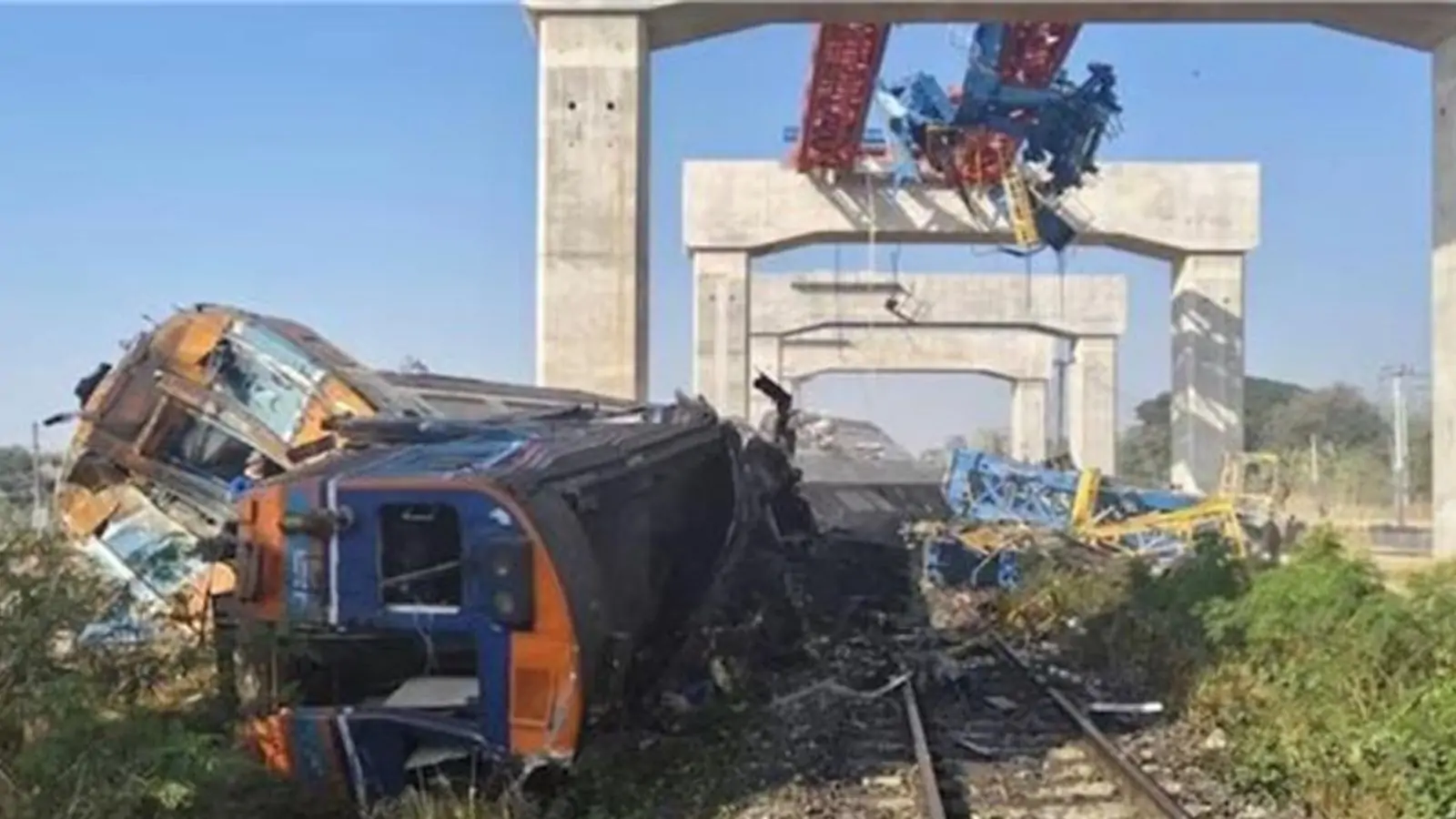 Terrible train accident in Thailand, crane falls on moving train, 22 dead
