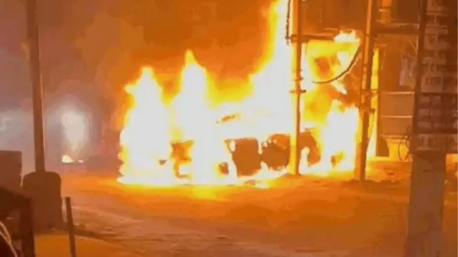 ‘n Snel rijdende BMW bótsde in Ludhiana mit ‘n transformator, wat ‘n gigantische brand veroorzaakde.