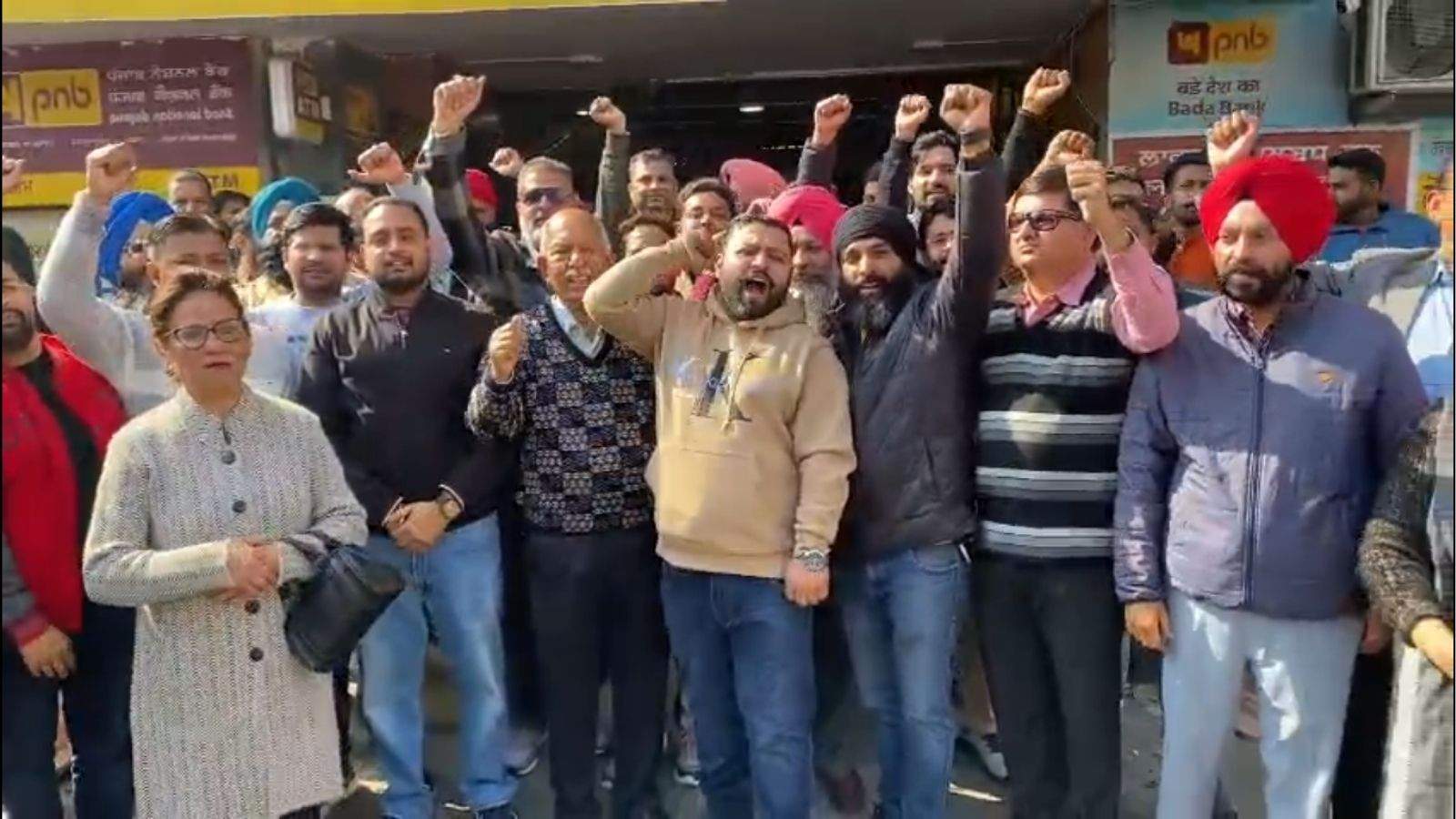 PNB Bank employees protest in Jalandhar, effect of Bharat Bandh is visible