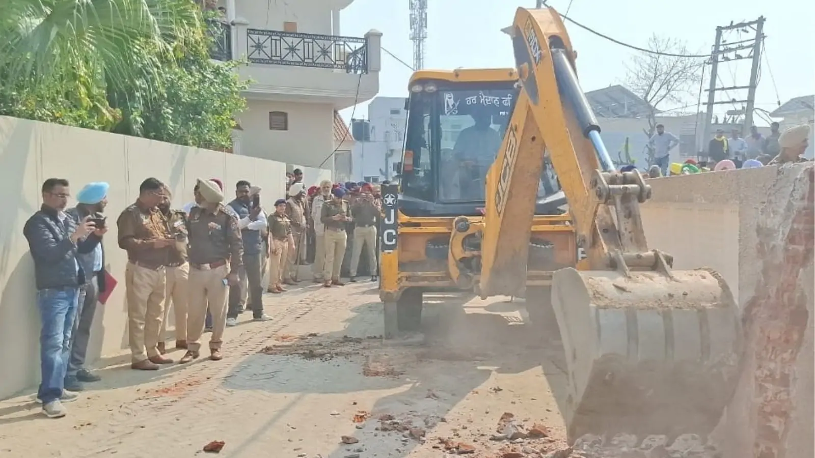 Police arrived at Sukhpal Khaira's house with a JCB, and the situation became tense.