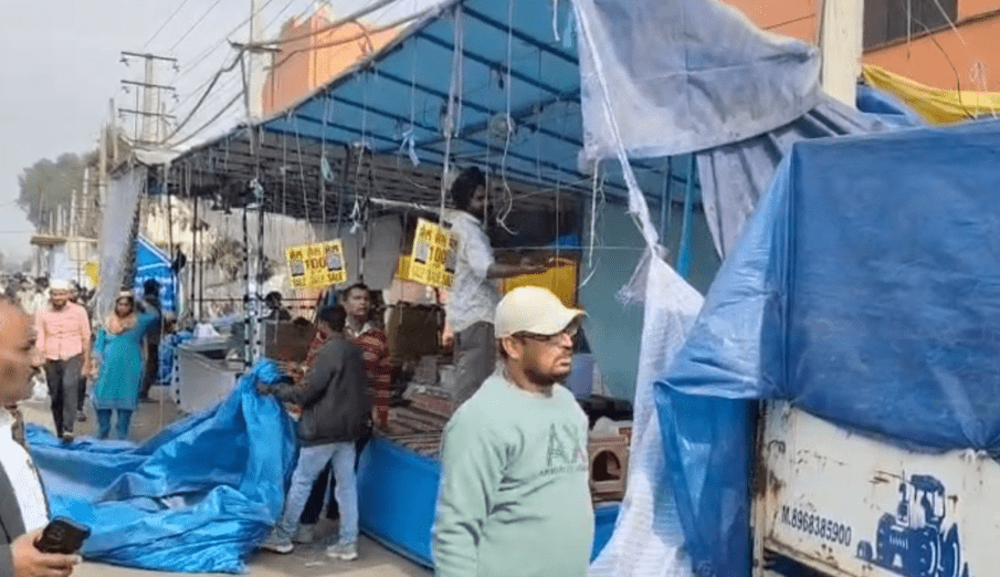 Despite the conclusion of the fair held in Jalandhar Buta Mandi, the Municipal Corporation removed the vendors and confiscated their goods.