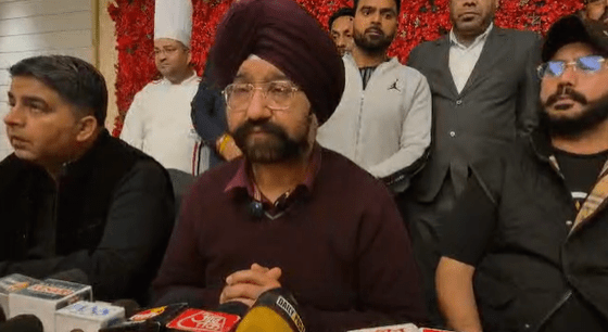 jaalandhar: mariton hotail mein paartanar kee jhadap ko lekar hua khulaasa paartanar doktar paramajeet sinh ne pulis sahit shree akaal takht saahib ko dee shikaayat jaalandhar: mariton hotail mein paartanar ke beech jamakar haathaapaee hone kee seeseeteevee saamane aaee thee. jahaan haathaapaee ke dauraan paartanar doktar paramajeet sinh maravaaha kee pagadee bhee utar gaee thee. is veediyo ke vaayaral hone ke baad paartanar maravaaha dvaara pres vaarta kee gaee. maamale kee jaanakaaree dete hue vyakti ne kahaaki dhakke se apana hukam chalaane ko lekar jhagada hua hai. peedit ne bataaya ki hotal ke 6 paartanar hai. paartanar ke naam doktar paramajeet sinh maravaaha, indrapaal sinh, gautam kukareja, taranajeet kaur, indrajeet sinh aur daksh dua hai. unhonne kahaaki 5 pratishat hissedaaree ke vyakti dvaara haathaapaee kee gaee. vaheen isake saath 15 pratishat kee hissedaaree vaala paartanar bhee kabhee idhar ho jaata hai aur kabhee udhar ho jaata hai. peedit ne kaha ki 80 pratishat hissedaaree unakee khud kee hai. pres vaarta ke dauraan hotal ke paartanar ne kaha ki agar kisee bhee paartanar ne hotal mein aana to usake lie sistam banaaya gaya hai ki vah samay bataakar hotal mein aae aur vah hotal ka hisaab le. peedit ne kaha ki hotal ke phaayade aur nukasaan ka hisaab lene sabhee paartanar ka hak hai. hotal din ba din tarakkaree kar raha hai aur hotal bulandiyon par hai. maravaaha ne kahaaki unake paartanar apanee marjee se kaam karana chaahate hai aur dhakka karana chaahate hai. peedit ne kaha ki 6 maheene se dhakke se paartanar dvaara dimaand rakhee ja rahee hai jo ki avaidh hai. unhonne kaha ki aaj se 2 se 3 maah pahale bhee vivaad hua tha. unhonne jhagade ka kaaran dhakkeshaahee bataaya hai aur kaha ki vah khud kee marjee se hotal chalaana chaahate hai. aarop hai ki donon paartanar jhoothee shikaayaten de rahe hai. is dauraan unhonne kaha ki baink mein jaakar bhee jhoothee shikaayat dee gaee. unhonne baink par hamaara kaaphee karj hai, aise mein baink dvaara inakee shikaayaton ko maana nahin gaya. peedit ne ladaee kee vajah bataate hue kaha ki vah beete din hotal mein prograam ke dauraan vah karmiyon kee jaanch karane ke lie pahunche the. is dauraan unhonne hotal mein jab apane paartanar dua ko dekha to vah turant mud gae. is dauraan 2 kadam door kaiptan se baat karate hue vah baahar nikal gae. unhonne aarop lagae hai ki dua ke bhaee gulashan dua dvaara sharaab peekar un par phenkee gaee. is dauraan unhonne kaha ki vah lipht mein dhakke se ghus gae aur unhen apashabd kahate hue dhamakiyaan dee. is maamale ko lekar sikh jatthebandiyon ke saath unakee baatacheet huee hai aur is maamale ko lekar thaana raamaamandee pulis ko shikaayat de dee gaee hai. vaheen maamale ko lekar shree akaal takht saahib bhee shikaayat de dee gaee hai. paramajeet ne kaha ki 8 se 10 vyaktiyon ne use aur bete ko gher liya. is dauraan unakee pagadiyaan utaarate hue haathaapaee kee. is ghatana mein bete ko chote lagee hai aur kaanon se khoon bahane laga. bete ko upachaar ke lie aspataal le jaaya gaya. is ghatana ko lekar kaha ki ek ghante se adhik samay tak vivaad hua. paramajeet ne kaha ki sabhee unhen baar-baar giraate rahe aur vah baar-baar uthate rahe. peedit dvaara is maamale ko lekar prasaashan se insaaph kee guhaar lagaate hue kaha ki agar unhen kuchh hota to usake jimmedaar gulashan aur dua jimmedaar honge. unhonne kaha ki donon paartanar dvaara unhen gaayab karane kee dhamakiyaan dee gaee hai. 2,841 / 5,000 Jalandhar: A dispute between partners at the Marriton Hotel has been revealed.