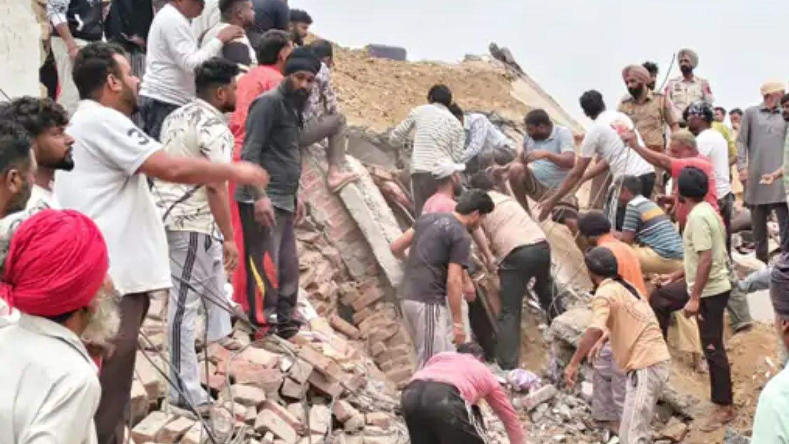 Major accident in Punjab during rains: 3 people die after house lantern falls