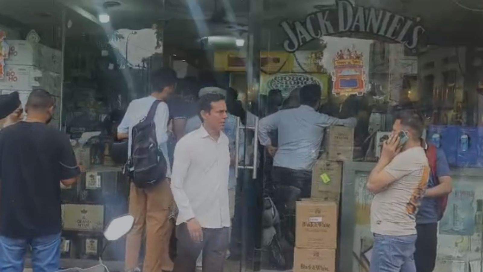 Massive Crowds Swarm Liquor Shops in Jalandhar Ahead of Closure