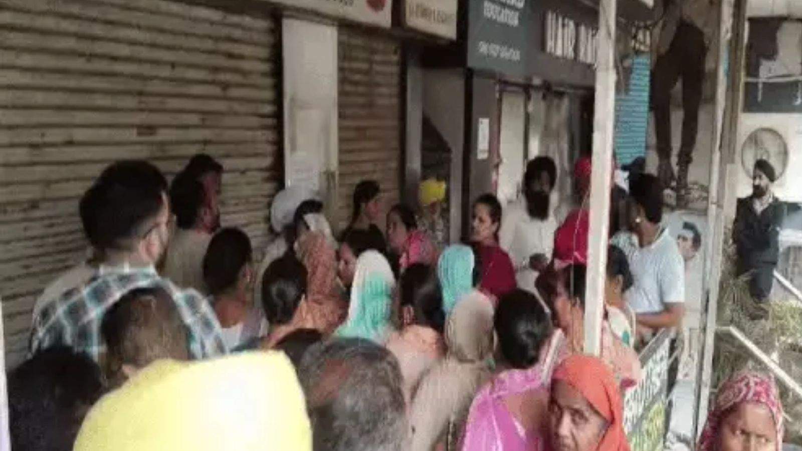 LPG crisis rages in Punjab, elderly man dies while waiting in line for cylinder