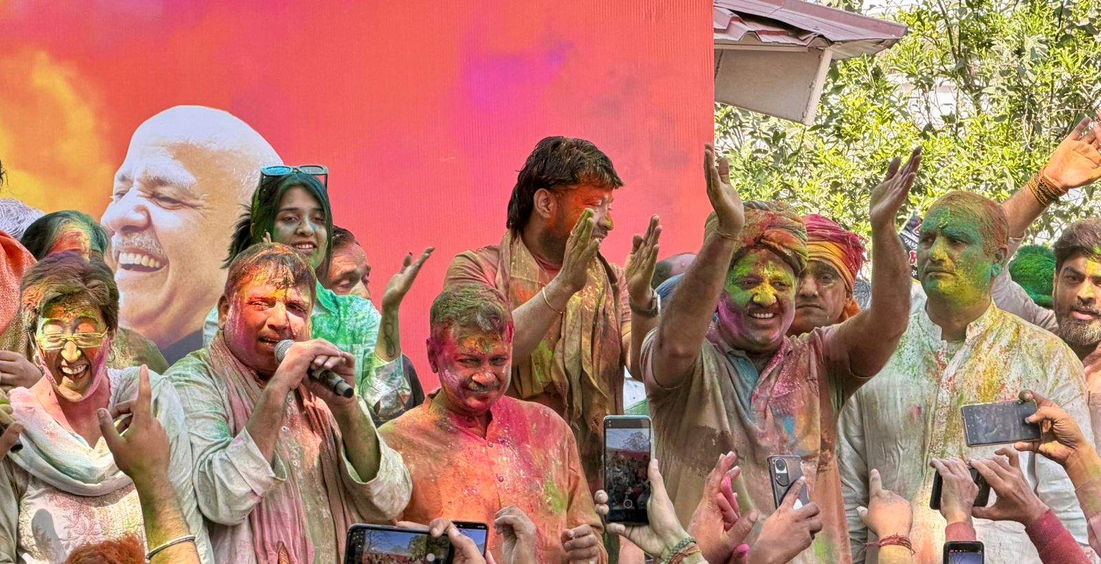 Kejriwal, Sisodia and Deepak Bali celebrated Holi together