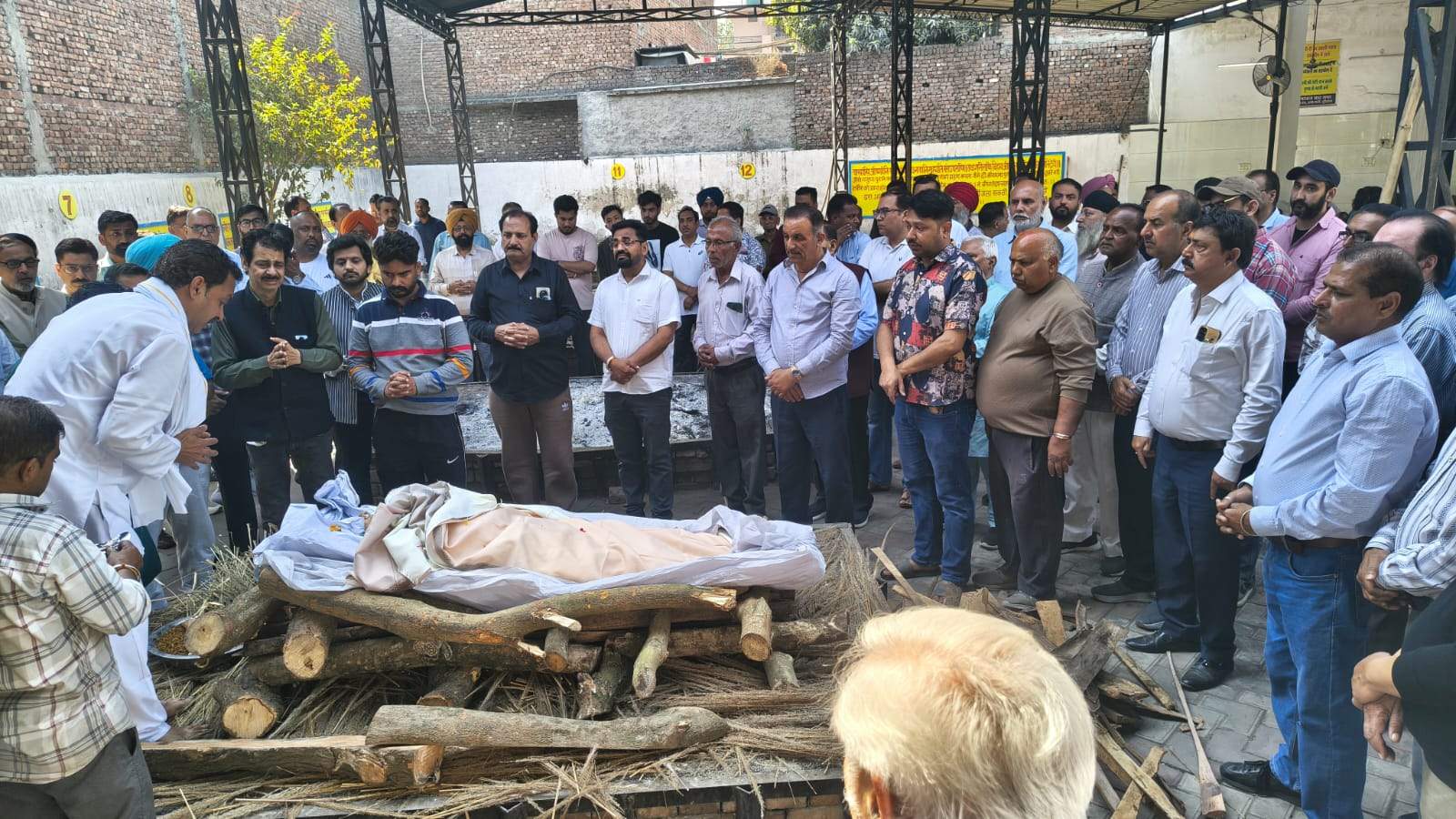 Funeral of journalist Gautam Jalandhari, Balraj Khanna and Sunny Khanna's mother
