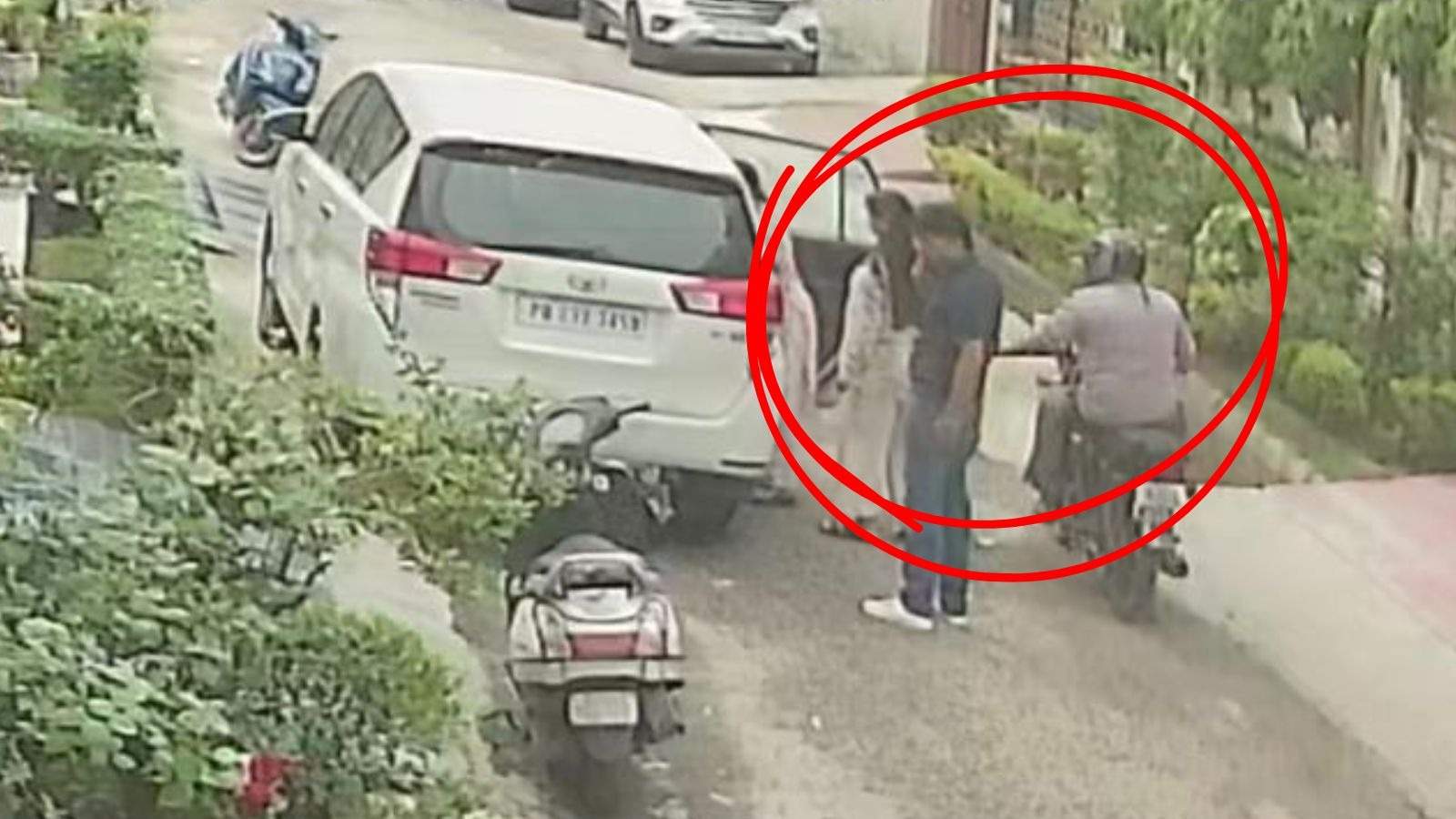 In Jalandhar, snatchers snatched purse from woman outside house and fled