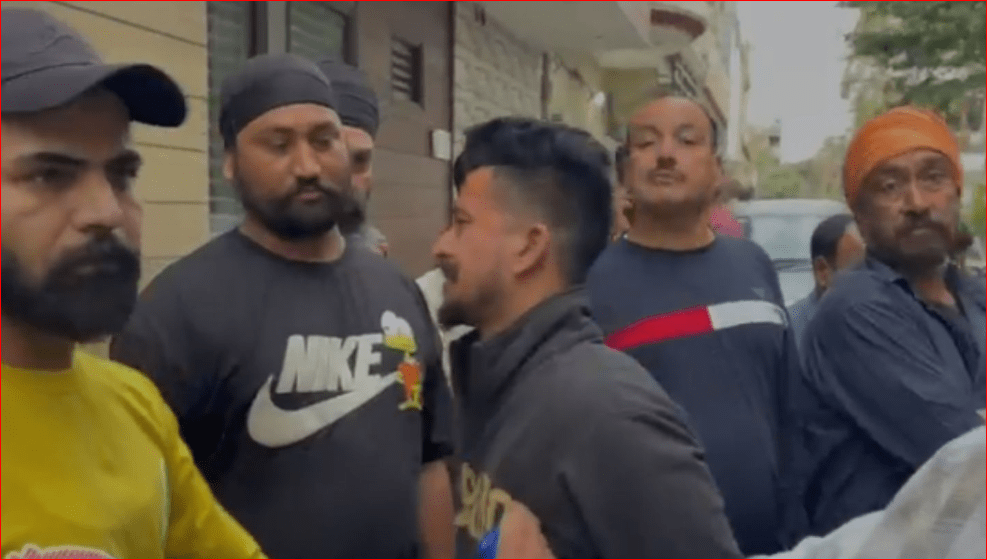 Thief caught running away after snatching mobile phone in Jalandhar, people staged a parade