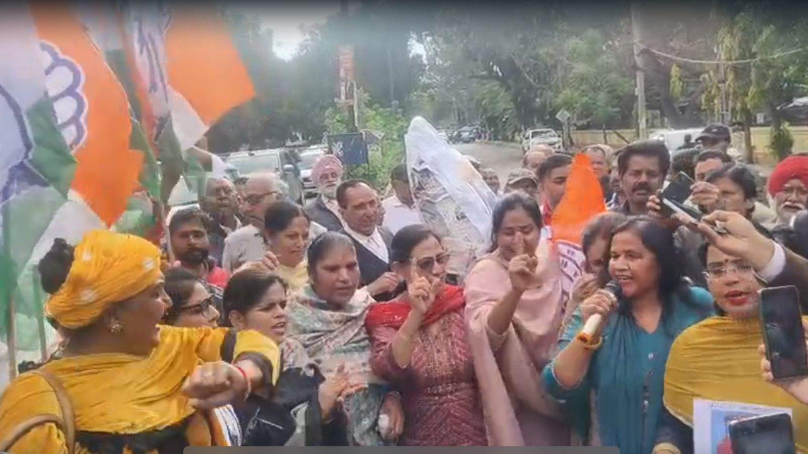 Congress women protest in Jalandhar over non-availability of LPG cylinders, PM Modi's effigy burnt