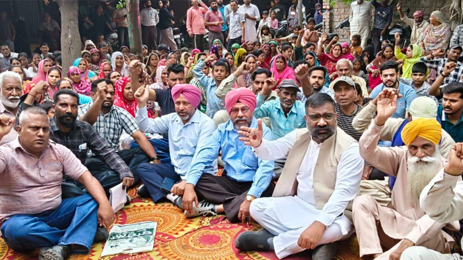 Shopkeepers take to the streets in Jalandhar against the action of PWD and Railways