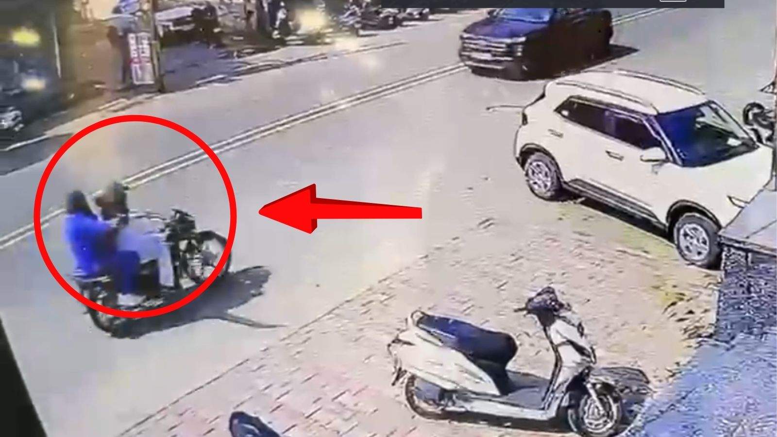 Shots fired at BMS Fashion Showroom in Jalandhar! Attackers came on a bike, incident captured on CCTV
