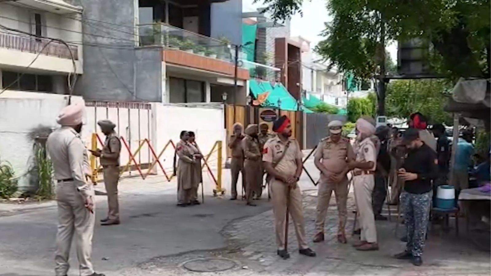 Police raid Bikram Majithia's house in Amritsar! Raids for arrest, know the whole matter