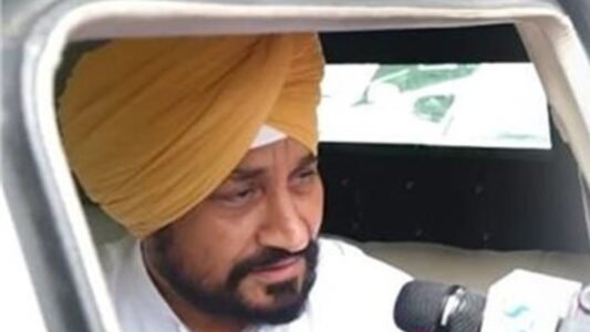 ਪੰਜਾਬ ਕਾਂਗਰਸ ਵਿੱਚ ਚੱਲ ਰਹੀ ਅੰਦਰੂਨੀ ਖਿੱਚਤਾਣ ਦੇ ਦਰਮਿਆਨ ਪਾਰਟੀ ਹਾਈਕਮਾਨ ਨੇ ਸਾਬਕਾ ਮੁੱਖ ਮੰਤਰੀ ਅਤੇ ਜਲੰਧਰ ਤੋਂ ਸੰਸਦ ਮੈਂਬਰ ਚਰਨਜੀਤ ਸਿੰਘ ਚੰਨੀ ਨੂੰ ਤਲਬ ਕੀਤਾ ਹੈ। ਜਾਣਕਾਰੀ ਮੁਤਾਬਕ ਕਾਂਗਰਸ ਦੇ ਜਨਰਲ ਸਕੱਤਰ ਕੇ.ਸੀ. ਵੇਣੂਗੋਪਾਲ ਨੇ ਚੰਨੀ ਨਾਲ ਮੁਲਾਕਾਤ ਕਰਕੇ ਉਨ੍ਹਾਂ ਦੇ ਸਮਰਥਕਾਂ ਵੱਲੋਂ ਕੀਤੀ ਜਾ ਰਹੀ ਨਾਅਰੇਬਾਜ਼ੀ ਅਤੇ ਪੋਸਟਰਬਾਜ਼ੀ 'ਤੇ ਨਾਰਾਜ਼ਗੀ ਜਤਾਈ। ਨਾਲ ਹੀ ਉਨ੍ਹਾਂ ਨੂੰ ਆਪਣੇ ਸਮਰਥਕਾਂ ਨੂੰ ਕਾਬੂ ਵਿੱਚ ਰੱਖਣ ਦੀ ਹਦਾਇਤ ਦਿੱਤੀ ਗਈ।
